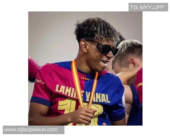 在聚光灯下的孤独泪水足球明星背后的秘密与坚韧