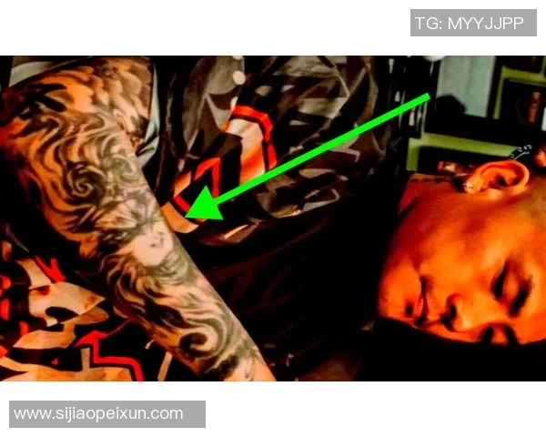 足球明星男生后背纹身的魅力与个性展示解析